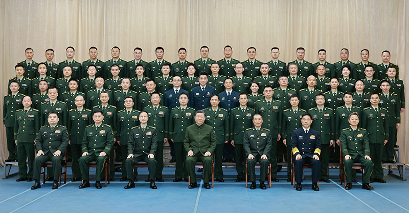 11月29日，中共中央总书记、国家主席、中央军委主席习近平到武警海警总队东海海区指挥部视察。这是习近平亲切接见东海海区指挥部有关同志，同大家合影留念。
