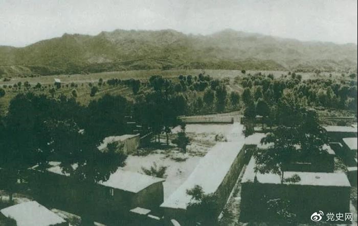 1948年5月，中共中央和人民解放军总部由陕北迁到河北平山县西柏坡。图为中央领导人办公处所俯瞰。